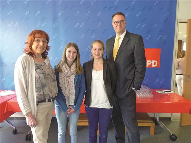 In Mainz hatten die beiden jungen Grafschafterinnen die Möglichkeit, mit der Landtagsabgeordneten Petra Elsner und dem SPD-Frakionsvorsitzenden Alexander Schweitzer zu diskutieren. privat