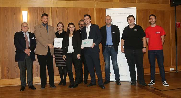 In Mainz nahmen Jennifer Friedrich (4.v.l.), Benedikt Müller (4. v.r.) und Sven Störmer (2.v.l.) die Auszeichnung entgegen. Wolfgang Schmidt
