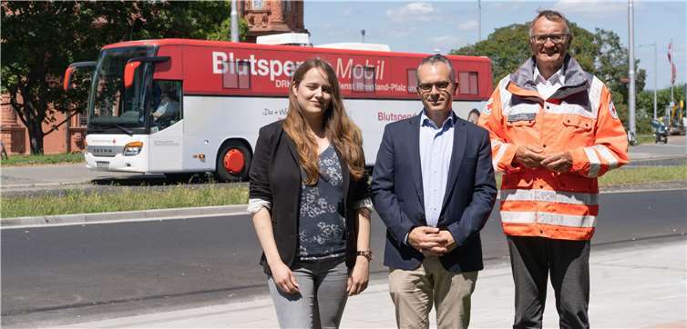 In Mainz stellten DRK-Präsident Rainer Kaul (rechts), DRK-Landesvorstand Manuel Gonzalez und Impfkoordinatorin Nadina Diermann exemplarische einen der acht Impfbusse vor. Foto: Philipp Köhler/DRK.Foto: DRK