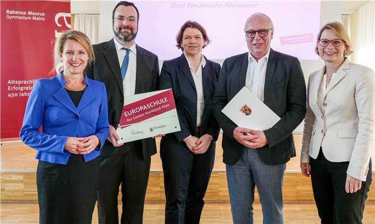 In Mainz wurde das Zertifikat an das Are-Gymnasium übergeben: (v. l.)Heike Raab (Staatssekretärin), Marco Müller, Nina Pfeil, Heribert Schieler (Schulleitung des Are-Gymnasiums), Dr. Stefanie Hubig (Bildungsministerin des Landes Rheinland-Pfalz). Stefan F. Sämmer