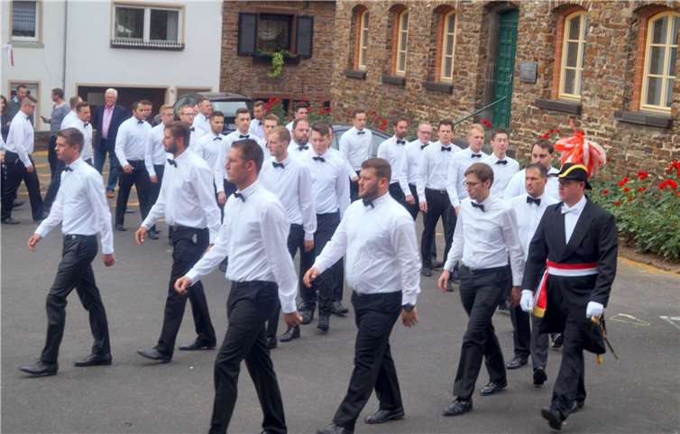 In Marschformation zeigen die Treiser Kirmesjungenmit Hauptmann Michael Bröhl, dass sie marschieren können. Fotos: TT