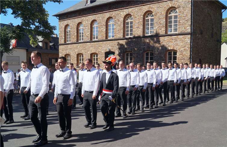 In Marschformation zogen dieTreiser Kirmesjungen zunächst zur Pfarrkirche St. Johannes.