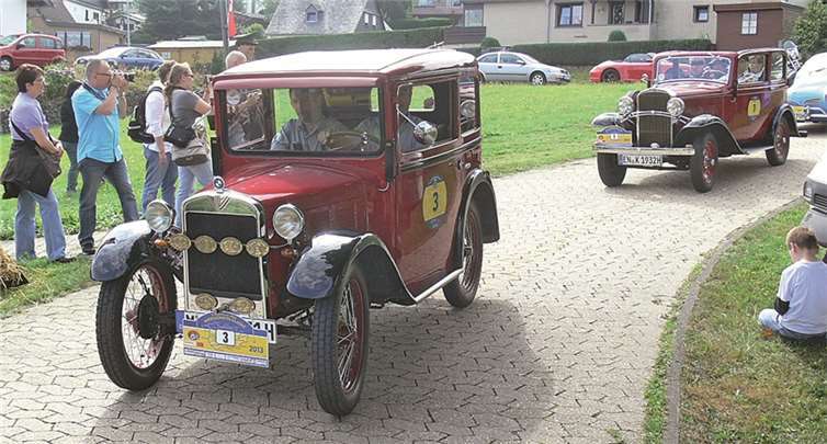 In Masburg legten die Teilnehmer der Oldtimer-Rallye ihre traditionelle Mittagspause ein. Sie wurden von zahlreichen Schaulustigen erwartet.TE