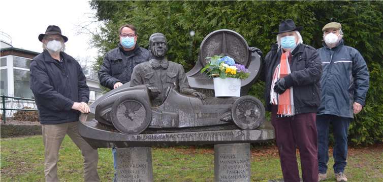 In Maskenzeiten v.l.: Rolf Plewa, Alex Ziob,Rolf-Dieter Meißner und Rudolf Lohmer am Caracciola-Denkmal. Foto: CCR