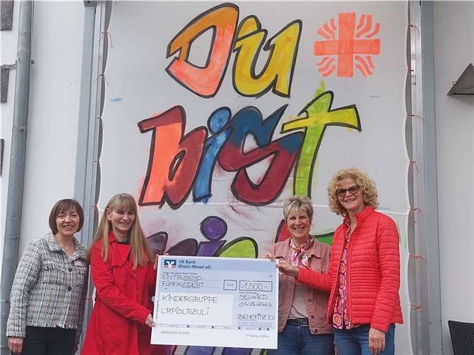 In Mayen bedankt sich Caritas-Mitarbeiterin Natalie Pauls (li.) herzlich für die großzügige Spende des Vereins BenefitZ-Wir helfen Kindern e.V. bei (v. r.) Petra Zieglowski-Becker, Sabine Auer und Ilse Theis.  Foto: Nina Ivanschin