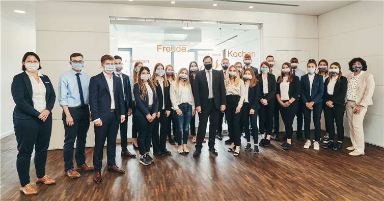 In Mayen begrüßten Markus Müller, Vorstandsmitglied der Volkabank RheinAhrEifel eG (Mitte) sowie die Ausbildungsverantwortlichen Ursula Müller (rechts) und Nina Dielmann (links) 21 Auszubildene und Jahrespraktikanten, die zum 1. August 2020 bei der Volksbank RheinAhrEifel gestartet sind. Foto: Marco Rothbrust