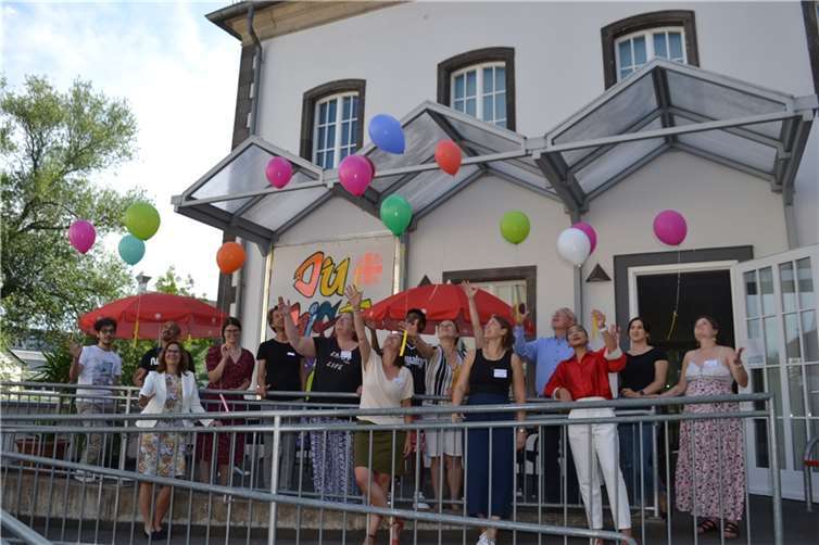 In Mayen erzählten zugewanderte Menschen von ihren Erfahrungen in Deutschland. Hoch fliegen ihre Wünsche, die hoffentlich in Berlin ankommen.  Foto: Eberhard Thomas Müller