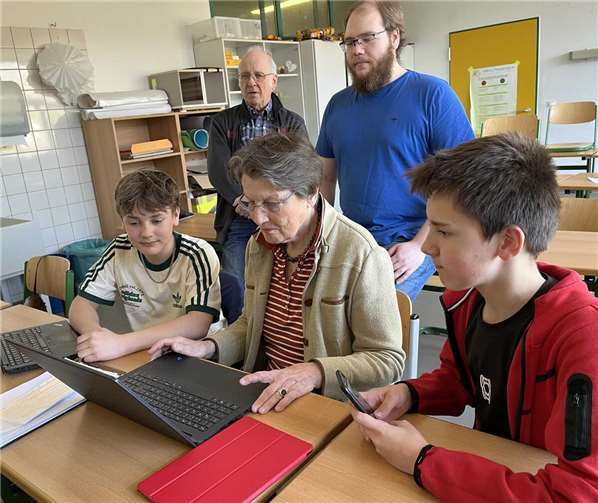 In Meckenheim engagieren sich Jugendliche ehrenamtlich, um älteren Menschen bei Problemen mit digitalen Geräten zu helfen. Florian (13) und Maceij (14) zählen zu den jungen Unterstützern der wöchentlichen Computerhilfe für Seniorinnen*, die vom Forum Senioren Meckenheim organisiert wird. Foto: privat