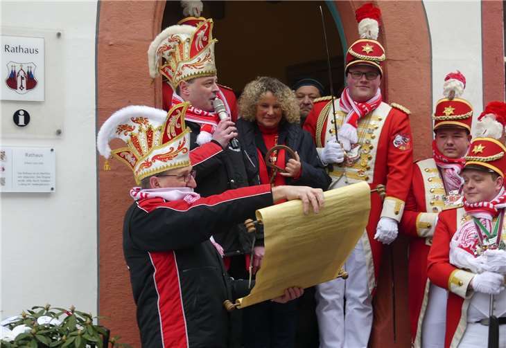 In Meenster stürmte die Prinzengarde erfolgreich das Rathaus. Stadtbürgermeisterin Claudia Schneider wurde in närrisches Gewahrsam genommen. Fotos: TE