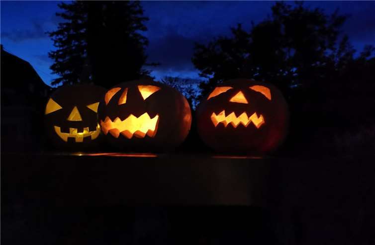 In Melsbach waren trotz Corona überall gruselige Kürbisse zu sehen. Fotos: privat