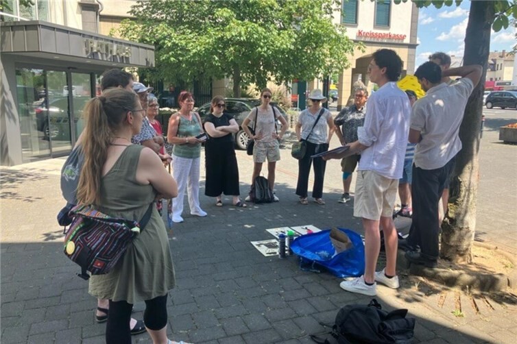 In Mendig trafen sich die „Klimaspaziergänger“ am 2. Juli 2025 – dem heißesten Tag des Jahres – auf dem Marktplatz.