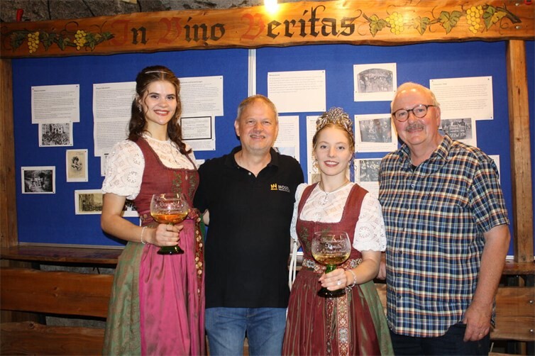 In Mesenich wurde im Rahmen des diesjährigen Pumpenfestes im Kellergewölbe des Brauweiler Hofs die Ausstellung „Winzer-Freud und Winzer-Leid“ eröffnet.