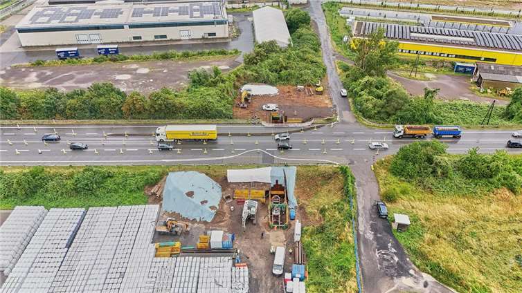 In Miesenheim wird derzeit beiderseits der B256 die Gashochdruck-Leitung repariert. Fotos: Sascha Ditscher/evm