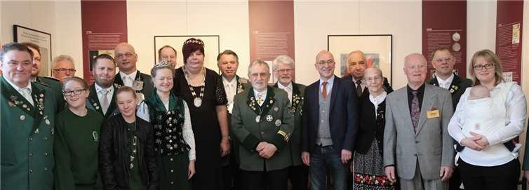In Mitten zahlreicher Schützen eröffnete Bürgermeister Bert Spilles die Ausstellung