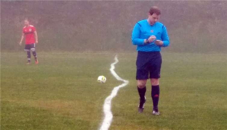 In Molzhain erwartete die Mannschaft ein „spontan“ abgekreideter Sportplatz.