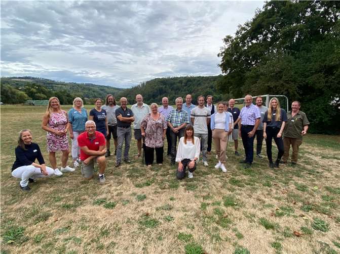 In Montabaur-Ettersdorf trafen sich die touristischen Akteure, darunter Ortsvorsteher, Ortsbürgermeister, Gastronomen, Beherbergungsbetriebe und Winzer. Gemeinsam arbeiten sie an der Umsetzung des Projektes und entwickeln neue Ideen.  Foto: VG Montabaur