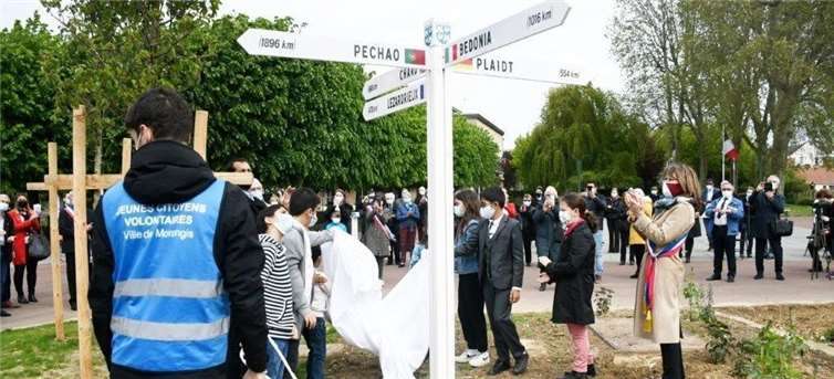 In Morangis wurde ein Wegekreuz mit Verweisen auf die Partnerstädte eingeweiht. Foto: privat