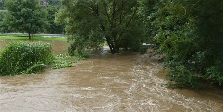 In Moselkern ist der Elzbach massiv über die Ufer getreten.