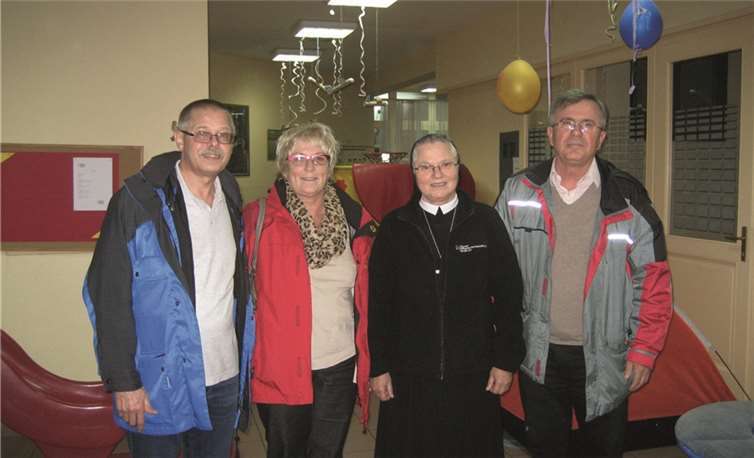 In Mostar werden Peter und Erika Wölwer (li.) bereits von dem Caritas-Direktor Ante Komadina (re) und Schwester Albertine (Leiterin des Kindergartens) erwartet. FRE
