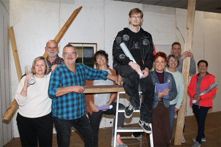 In Müden wird in der örtlichen Bungerthalle derzeit die Bühne für die neue Theaterkomödie aufgebaut und nebenbei auch kräftig geprobt.