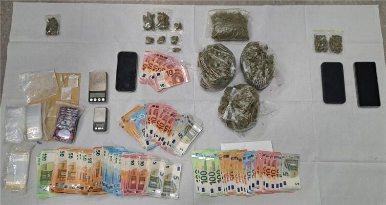 In Mühlheim aufgefundene Drogen und mutmaßliches Dealgeld. 