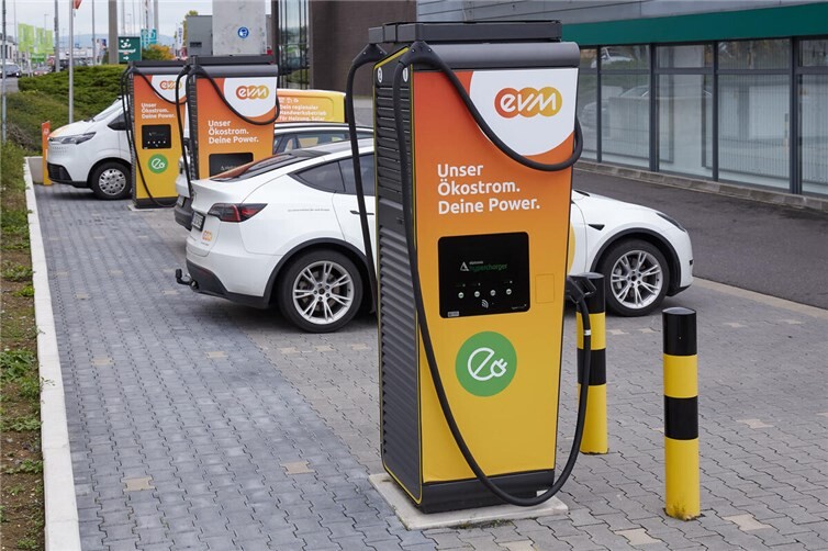 In Mülheim-Kärlich können Elektrofahrzeuge besonders günstig geladen werden. 39 ct/kWh kostet der DC-Ladepunkt.