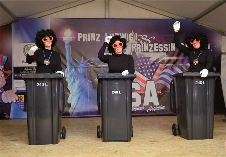 In Mülleimern präsentierten die Möhnen ihre Muppetshow.