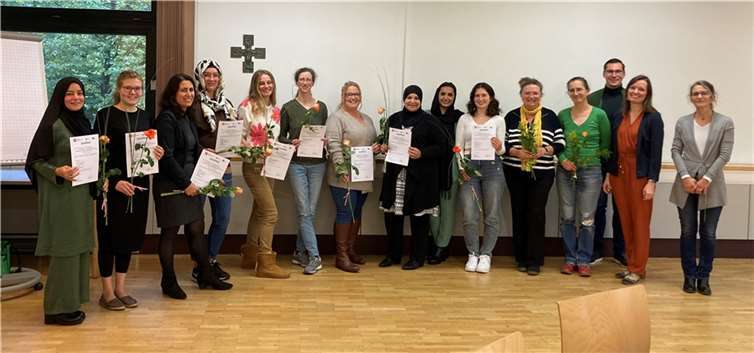 In Neuwied stehen nun elf frisch qualifizierte und zertifizierte Tagespflegepersonen zur Betreuung von Tageskindern zur Verfügung. Es gratulierten: Thomas Becker (3.v.re.), Kristina Boldt (2.v.re.), Elisabeth Jenny-Quirnbach (4.v.re), Dagmar Breuer (5.v.re.) und Jasmin Assadian (ganz re.). Quelle: Familienbildungsstätte Neuwied