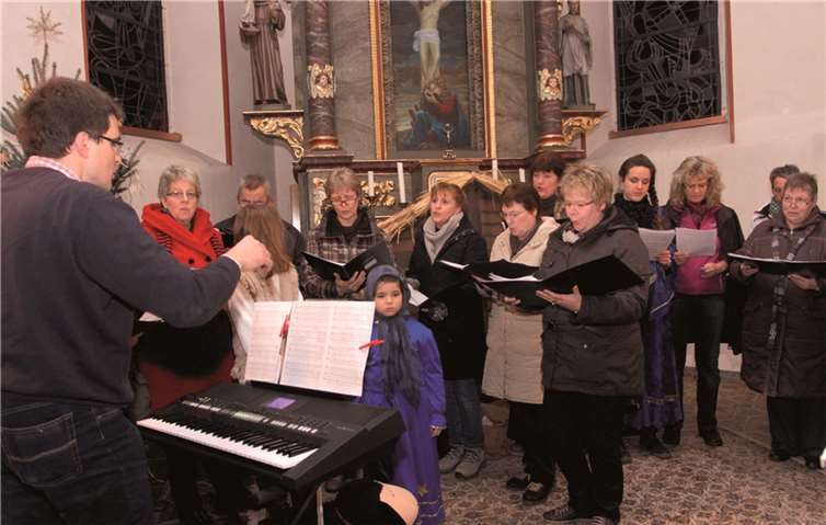 In Niederadenau gab es stimmungsvolle Adventsmusik mit dem Cyria Chor unter der Leitung von Rainer Schlömp.SES