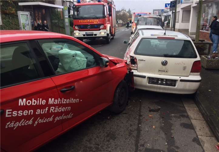 In Niederbachem war die Fahrerin eines Kleinwagens auf ein parkendes Fahrzeug aufgefahren.