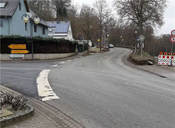In Niederelbert wird die Verrohrung des Weiherhellbachs erneuert, der unter der Kreuzung Horresser Straße – Hauptstraße verläuft. Während der Bauzeit ist die K168 Richtung Montabaur gesperrt.Foto: VG Montabaur