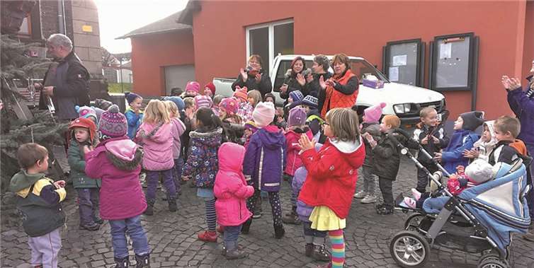 In Niederlützingen sorgten die Kinder des Kindergartens „Spatzennest“ für die nötige Dekoration.