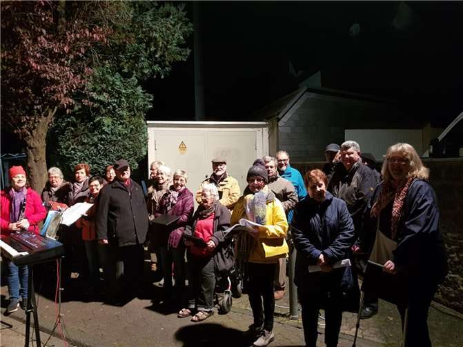 In Niedermendig an der ehemaligen Synagoge fand in der Erinnerung an die Gräueltaten der Nationalsozialisten eine Andacht statt. Fotos: Stefan Müller