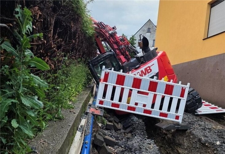 In Niederraden kippte ein Bagger um. Foto: Peter Schäfer / VG Rengsdorf-Waldbreitbach