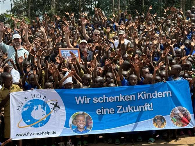 In Ntarama/Ruanda wurde feierlich vor über 1.000 Schülern eine weitere Schule eröffnet, die durch röhrig-Aktionen mitfinanziert wurde. Quelle: röhrig