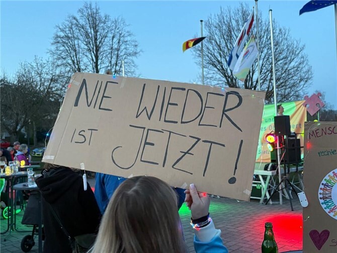 In Oberelbert versammelten sich die Menschen, um für die Demokratie und den gesellschaftlichen Zusammenhalt zu demonstrieren.