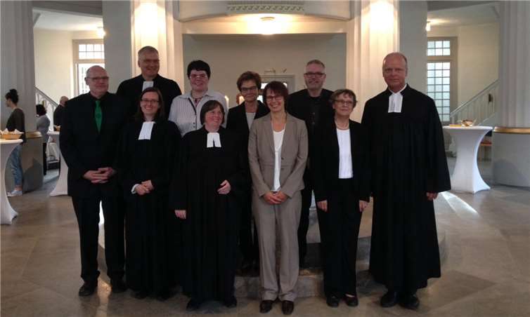 In Oberneisen führte Propst Albrecht (rechts) zusammen mit Prodekan Christian Dolke (hinten links) und den Pfarrerinnen Annette Blome und Melanie Schneider (im Talar von links) in den Lektorendienst ein (von links): Detlef Walter, Monika Bartels, Brunhilde Spriestersbach, Barbara Köhler, Michael Eckel und Dagmar Szitnik.