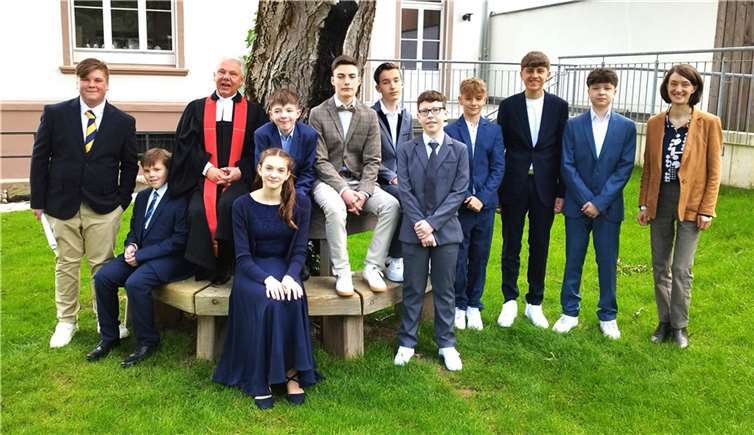 In Oberwinter wurden am letzten Aprilsonntag zehn junge Menschen von Pfarrer Michael Schankweiler konfirmiert. Foto: privat