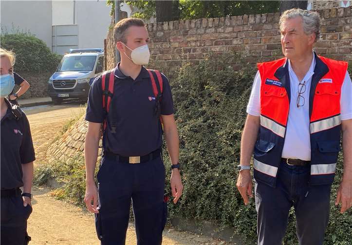 In Odendorf besuchte der Präsident des Malteser Hilfsdienst e.V. Einsatzkräfte und ließ sich die Situation vor Ort zeigen. Foto: MHD/Boland