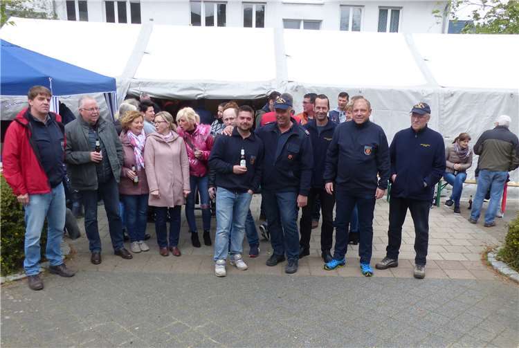 In Oedingen hatte die Feuerwehr zur Maibaumfeier im Zelt auf den Ortsmittenplatz eingeladen.