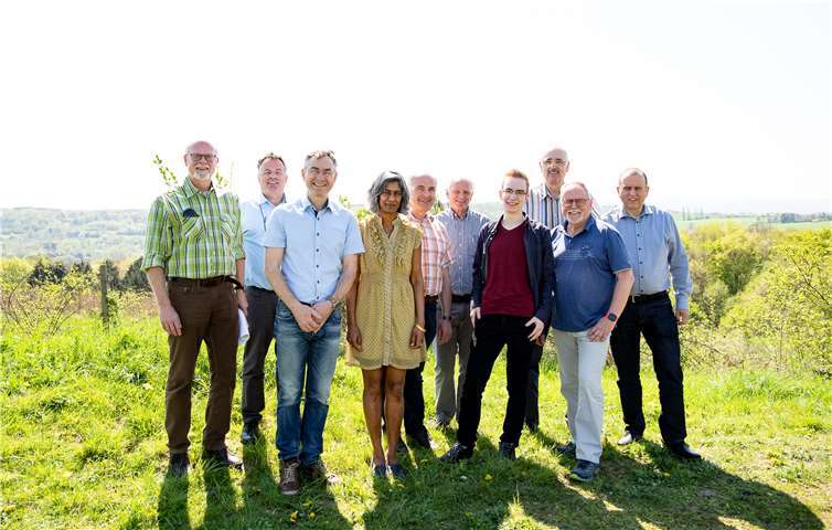 In Oedingen sprachen Mitglieder der Kreis-FWG mit Farah Farim über eine geplante Photovoltaik-Anlage sowie über die Verkehrs- und Parksituation im Ortsteil. Foto: Christoph Geron