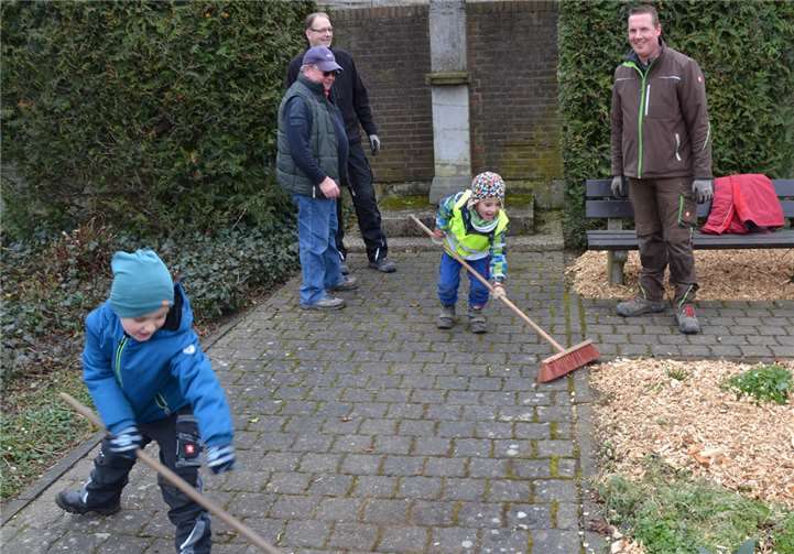 In Ollheim waren schon die Kleinen mit Feuereifer dabei.