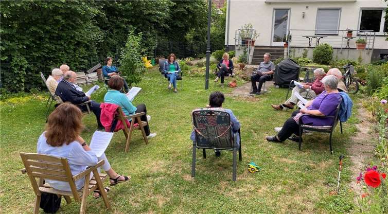 In Plaidt traf man sich spontan im Pfarrgarten und hielt Andacht. Foto: privat