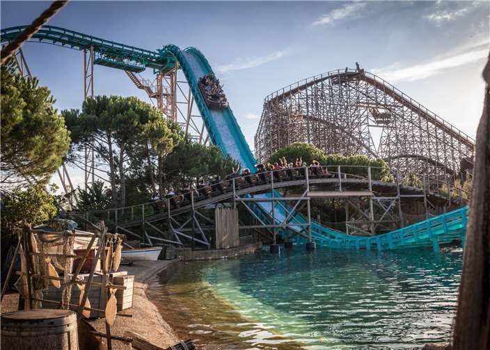 In Portugal geht es mit der „Atlantica SuperSplash“ aus einer Höhe von 30 Metern rasant ins kühle Nass. Hans-Joerg Haas