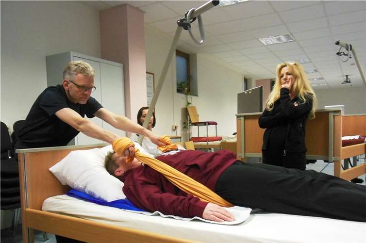 In Praxis und Theorie wurden Fortbewegungsarten geschult und trainiert, die die Selbstständigkeit der Bewohner fördern und erhalten sollen.privat