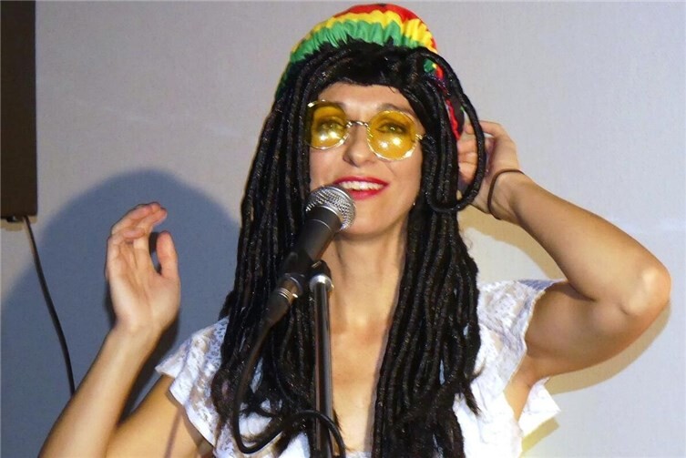 In Rahmen ihres teils amüsant-provokativen Bühnenspektakels schlüpft sie auch in unterschiedliche Rollen.