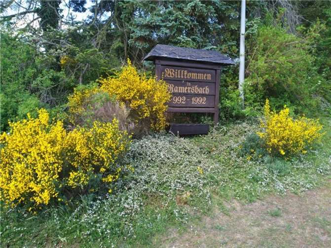 In Ramerbach ist das Ortsschild von Ginster umrahmt.  Foto: Werner Schüller