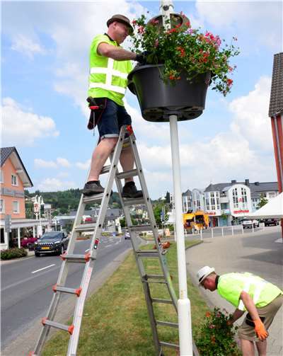 In Ransbach Baumbach montierten Patrick Uding und Michel Lenting 20 Blumenbaskets.