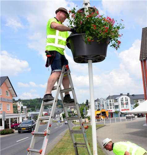 In Ransbach Baumbach montierten Patrick Uding und Michel Lenting 20 Blumenbaskets.