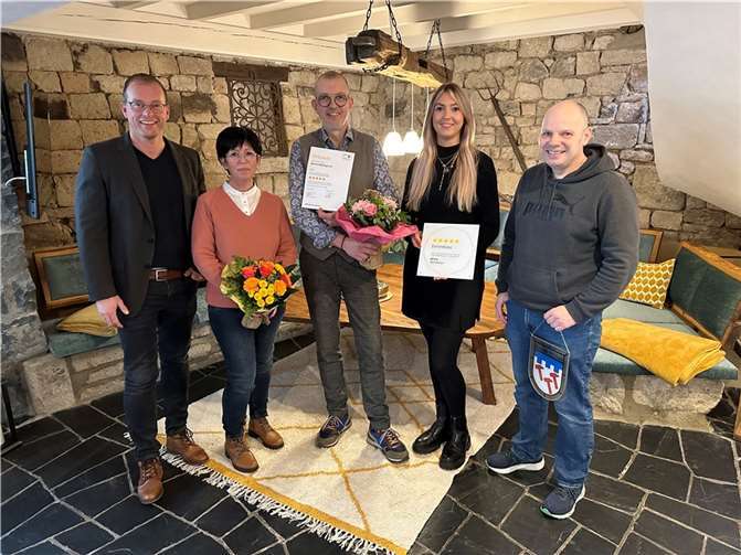 In „RawertsRefugium“ leuchten jetzt „5 Sterne“ – Lob und Anerkennung inklusive (von links): Jörg Lempertz, Bürgermeister VG Mendig, Andrea und Uli Rawert, Julia Schweitzer, DTV-Prüferin, und Stefan Zepp, Ortsbürgermeister Bell.  Foto: VG-Verwaltung Mendig/Stefan Pauly